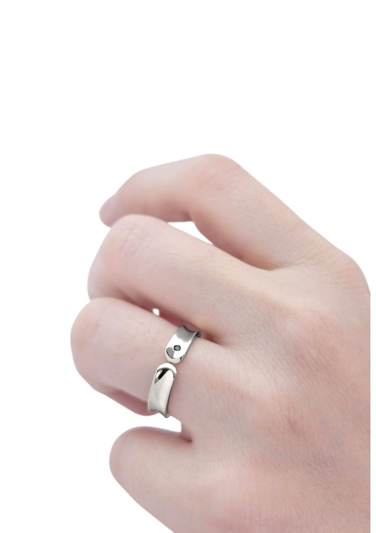 Anel Côncavo, Ouro Branco e 1 Diamante Negro - FIRENZE