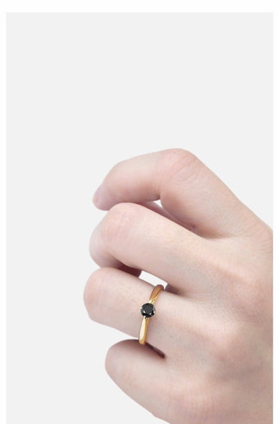 ANEL SOLITÁRIO OURO AMARELO DIAMANTE NEGRO (VICTOIRE)