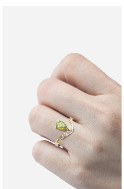Anel Solitário de Peridoto Gota e Diamantes, Ouro Amarelo - VICTORIA Solitario