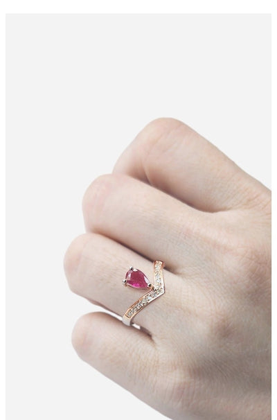 Anel Solitário de Rubi Gota e Diamantes, Ouro Rosa - VICTORIA Solitario