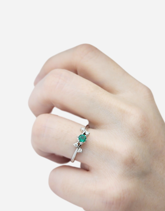 Anel Solitário Esmeralda e Diamantes, Ouro Branco - IVY Esmeralda Motivo Ramos