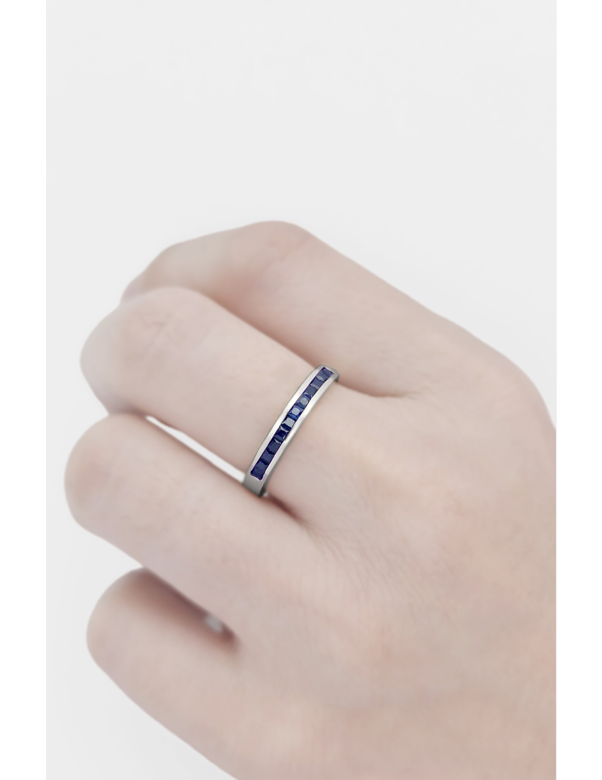 Meia Aliança | Anel Aparador Ouro Branco, 12 Safiras Quadradas - CHANNEL Azul