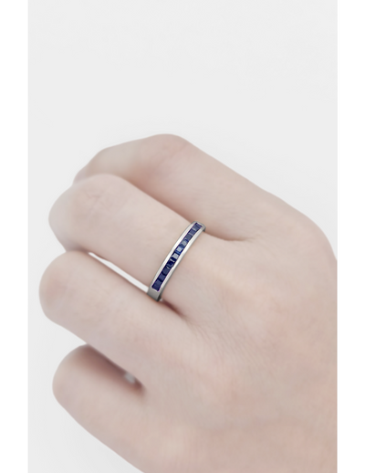 Meia Aliança | Anel Aparador Ouro Branco, 12 Safiras Quadradas - CHANNEL Azul