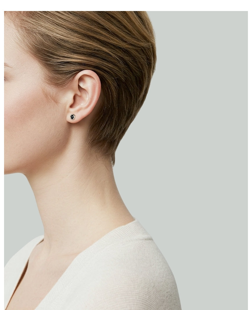 Brinco de Diamante Negro em Ouro Branco - BLACK STUDS