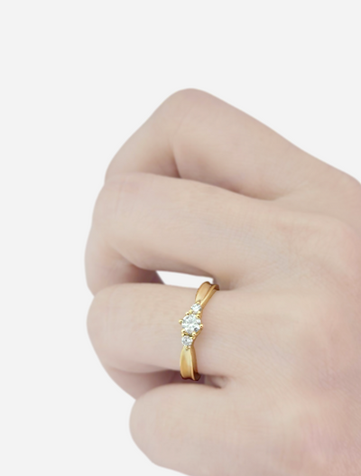Anel Solitário de Noivado, 25 pontos em Diamantes, Ouro Amarelo - RIBBON 3 STONE Amarelo