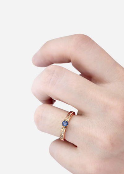 Anel Solitário de Safira e Diamantes, Ouro Rosa - INFINITO 6 Garras Safira