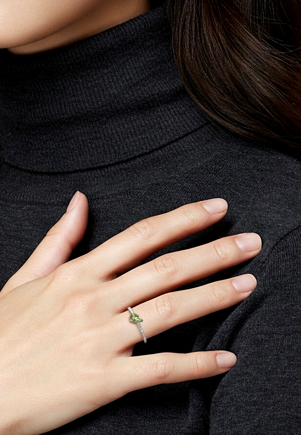 Anel Solitário Peridoto Gota (3 Garras) e Diamantes Laterais, Ouro Branco - DAYDREAM Peridoto