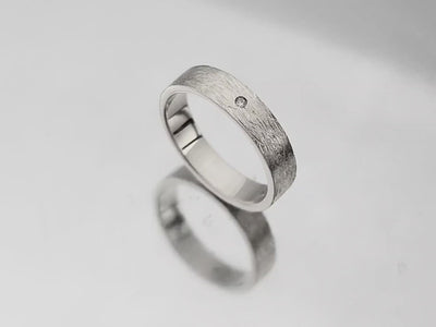 Aliança de Ouro Branco com Diamante (BAMBOO 4,5 mm)