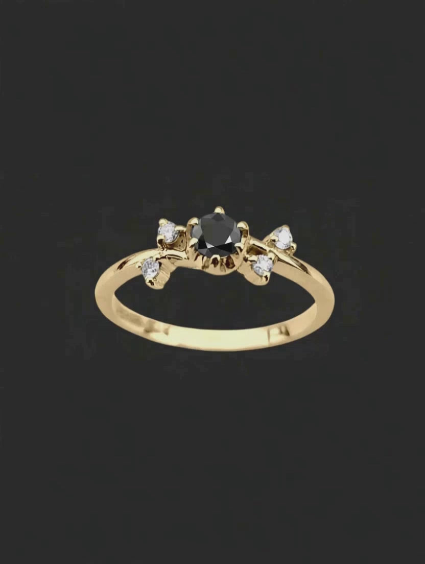 Anel Solitário Diamante Negro e Diamantes, Ouro Amarelo - IVY Motivo Ramos
