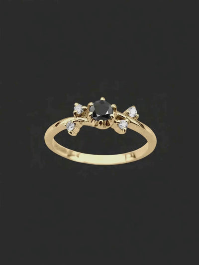 Anel Solitário Diamante Negro e Diamantes, Ouro Amarelo - IVY Motivo Ramos