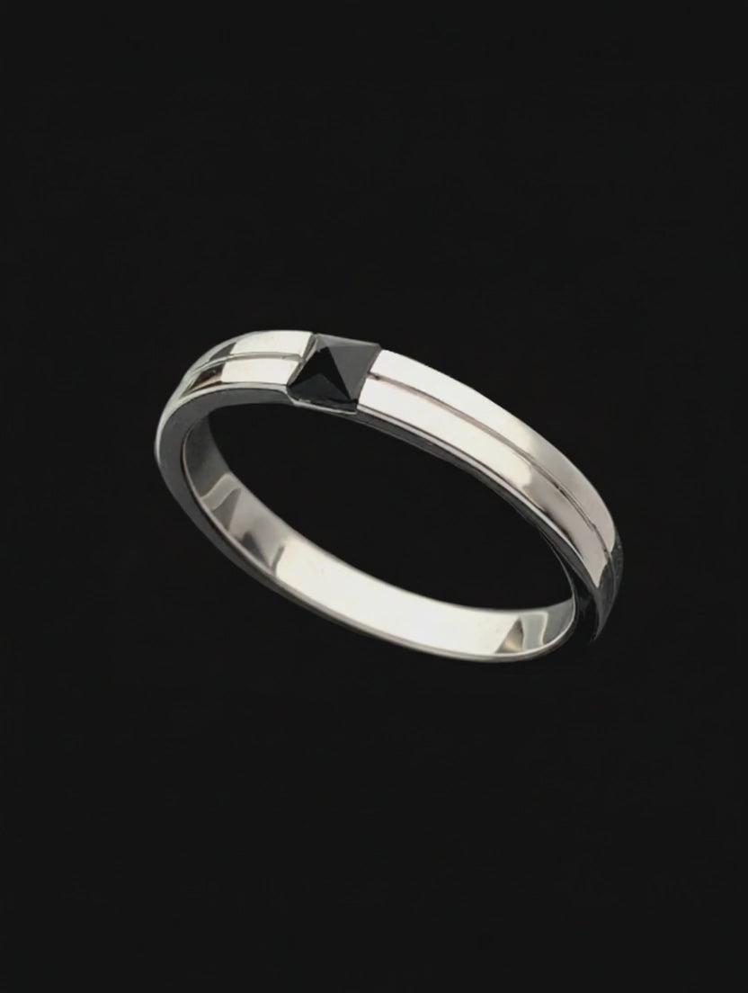 Anel Diferente Ouro Branco, Onix Pirâmide - CARBON