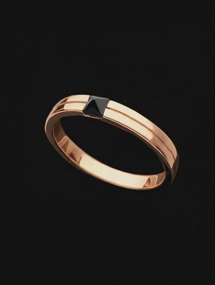 Anel Diferenciado Ouro Rosa, Onix Pirâmide - CARBON