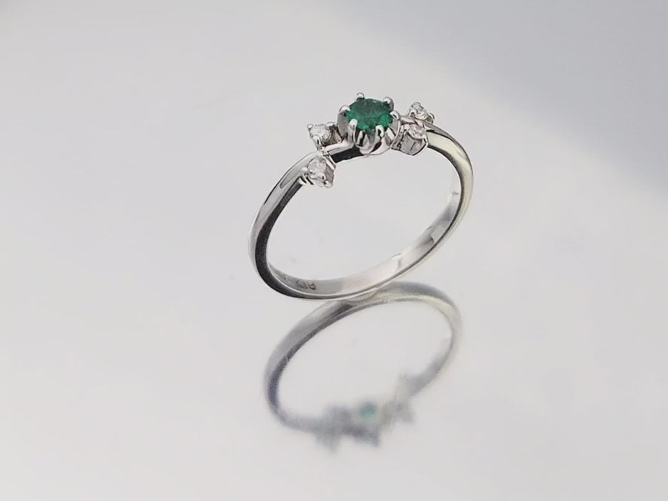 Anel Solitário Esmeralda e Diamantes, Ouro Branco - IVY Esmeralda Motivo Ramos