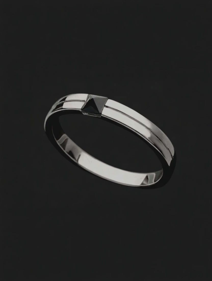 Anel Diferente Ouro Negro Paladinado, Onix Pirâmide - CARBON