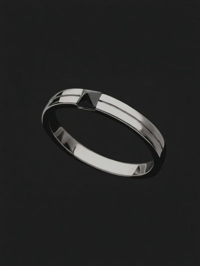 Anel Diferente Ouro Negro Paladinado, Onix Pirâmide - CARBON