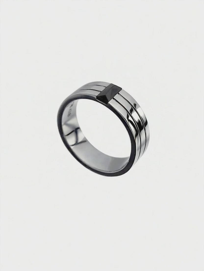 Anel Masculino Ouro Branco e Onix Pirâmide - CARBON 6,0 mm
