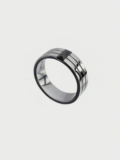 Anel Masculino Ouro Branco e Onix Pirâmide - CARBON 6,0 mm