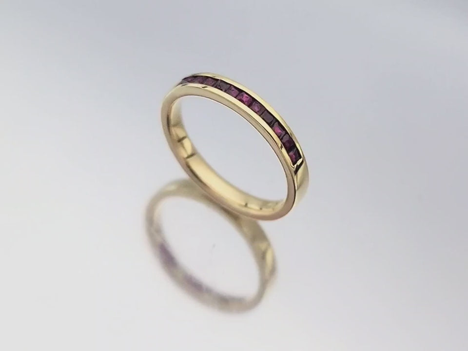 Meia Aliança | Anel Aparador Ouro Amarelo, 12 Rubis Quadrados - CHANNEL Vermelho