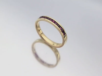 Meia Aliança | Anel Aparador Ouro Amarelo, 12 Rubis Quadrados - CHANNEL Vermelho