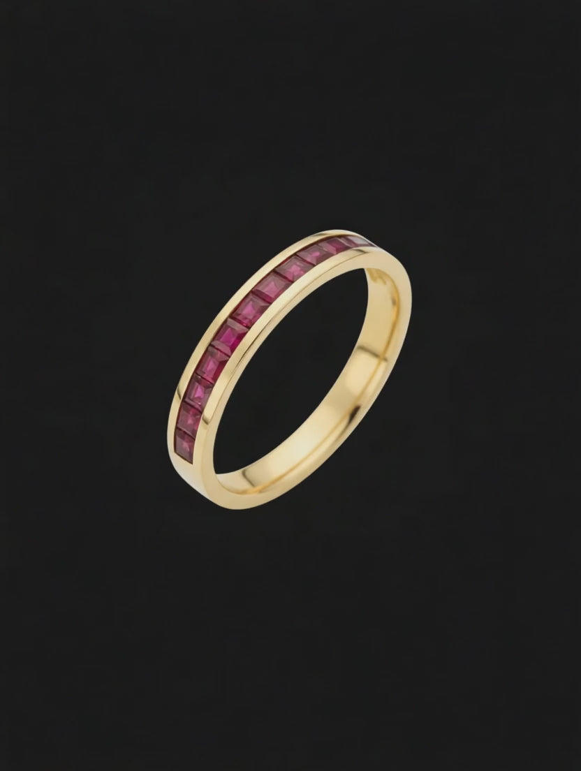 Meia Aliança | Anel Aparador Ouro Amarelo, 12 Rubis Quadrados - CHANNEL Vermelho