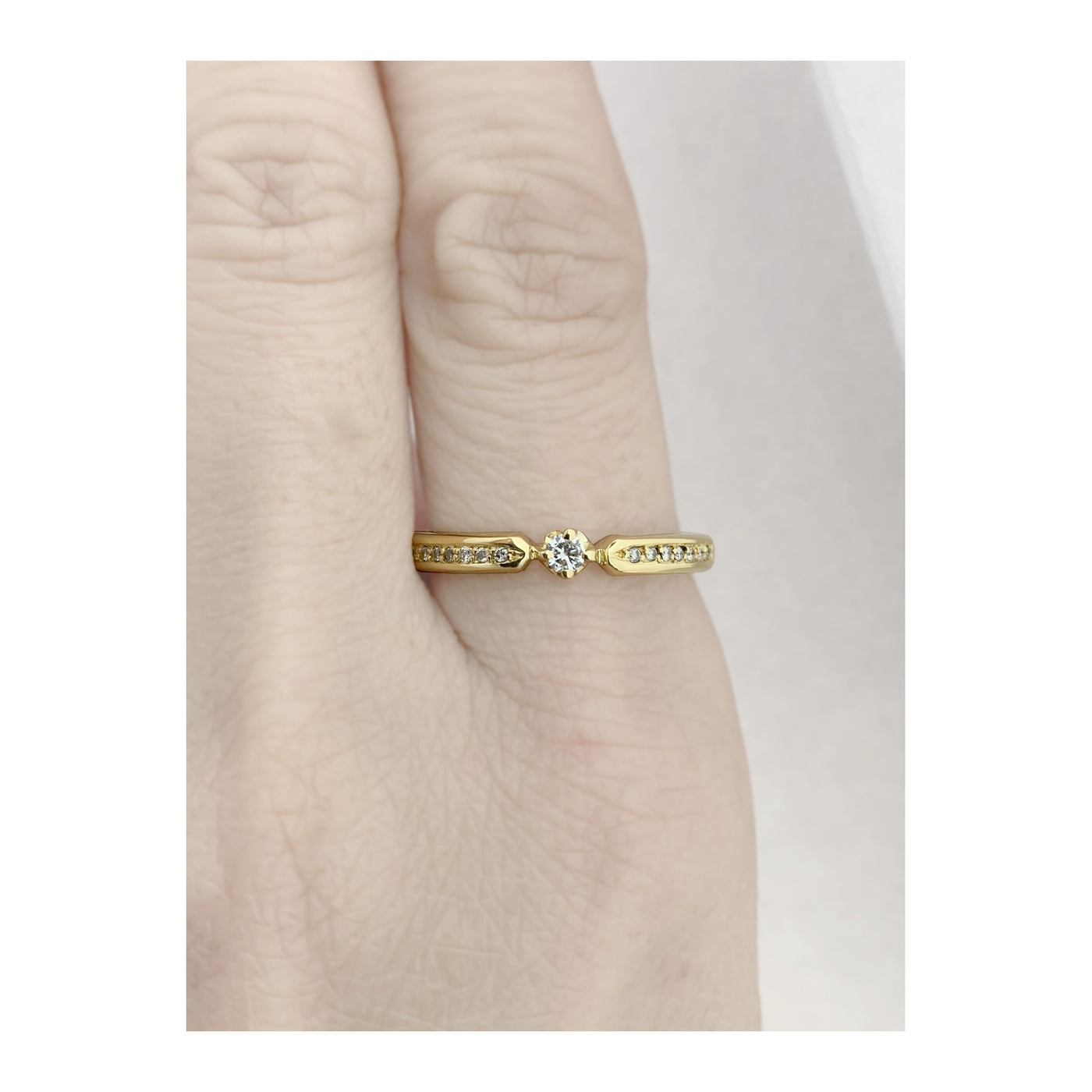 Anel Solitário em Ouro Amarelo, 12 Pontos de Diamantes - APRIL