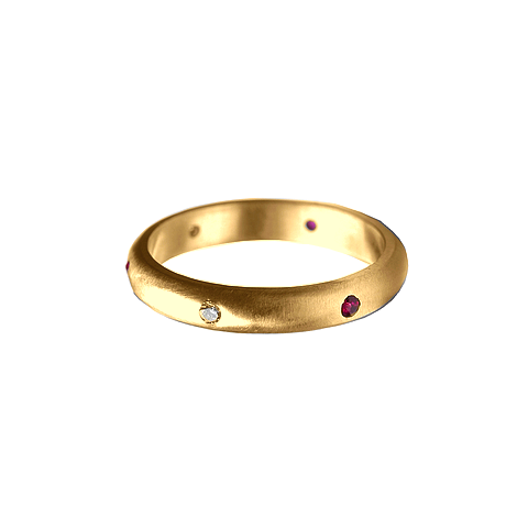 anel abaulado de rubis e diamantes